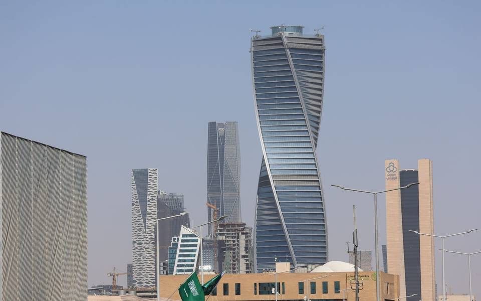 أبراج حديثة في أفق الرياض تحت سماء صافية