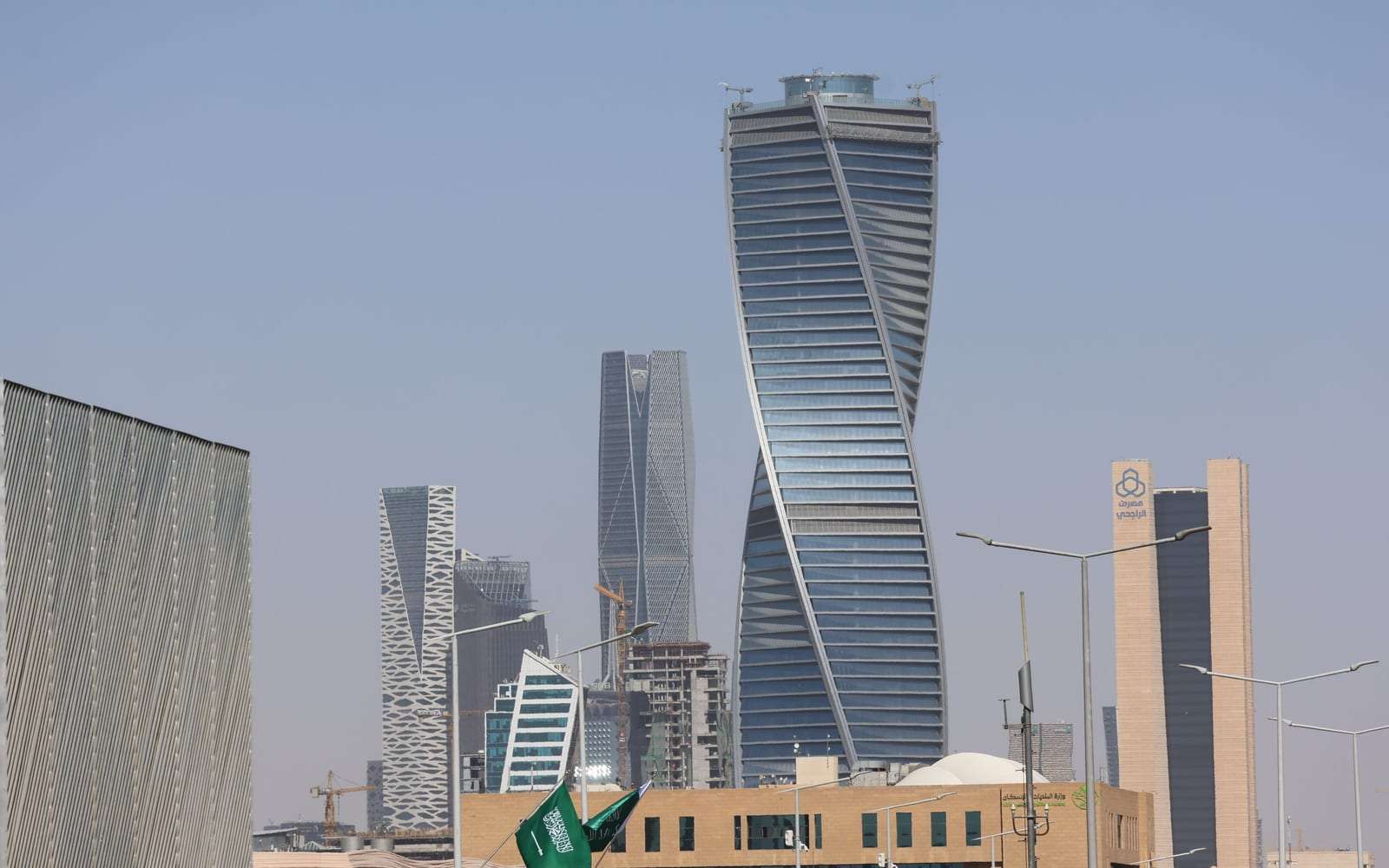 أبراج حديثة في أفق الرياض تحت سماء صافية